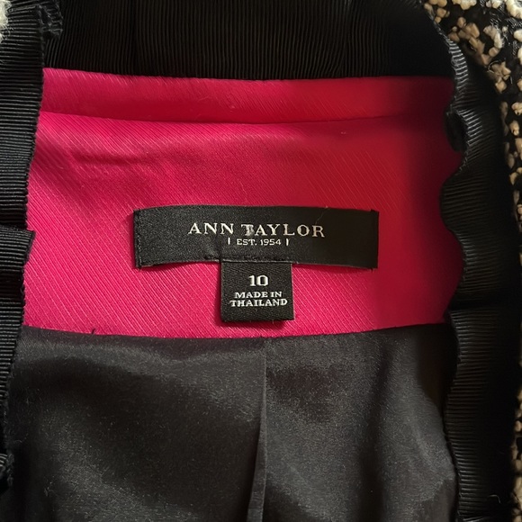 Ann Taylor Blazer Cropped - Picture 2 of 3